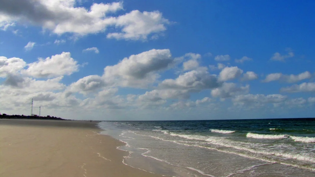 Faixa de areia e mar aberto na Praia de Ajuruteua, em Bragança (PA)