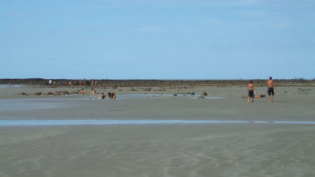 Faixa de areia larga na maré baixa na Praia do Araçagi (MA)