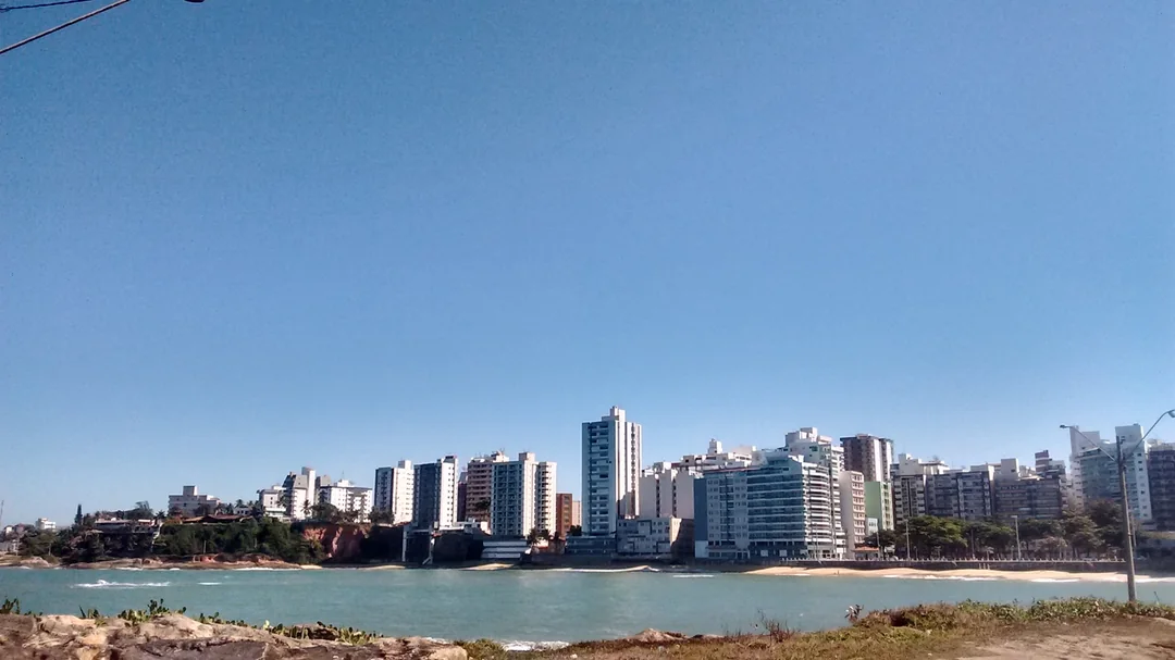Vista de Praia da Areia Preta, em Guarapari (ES)