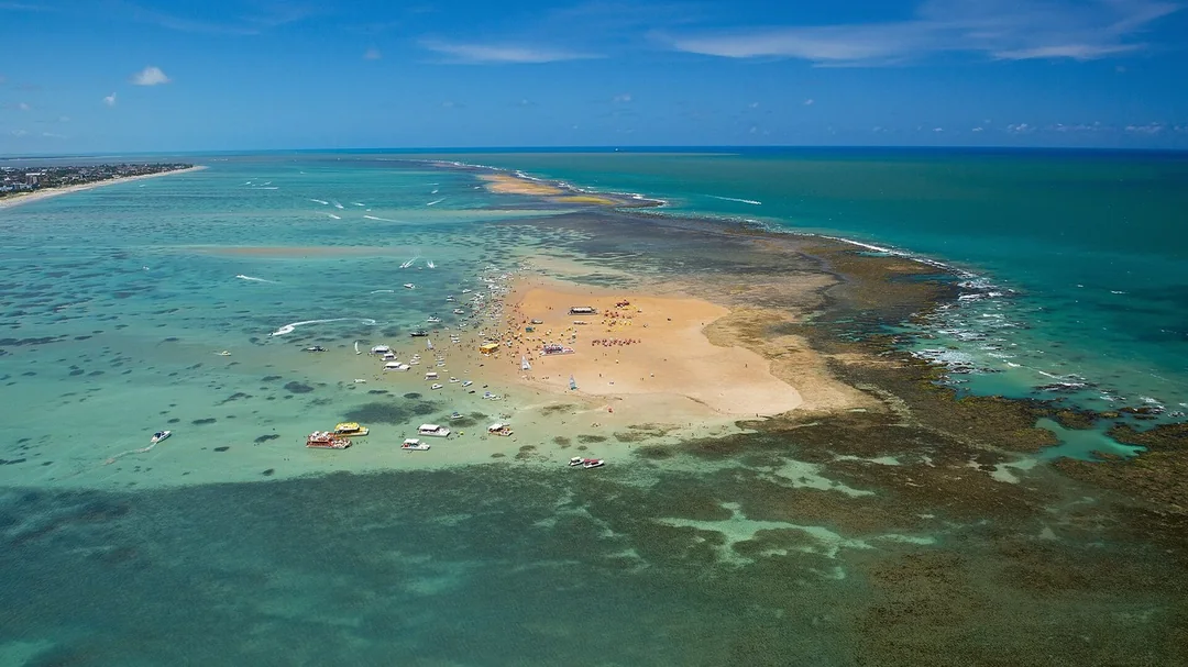 Vista aérea do banco de areia de Areia Vermelha cercado de mar verde, em Cabedelo (PB)