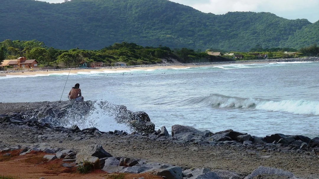 Costão e enseada da Praia da Armação, em Florianópolis (SC)