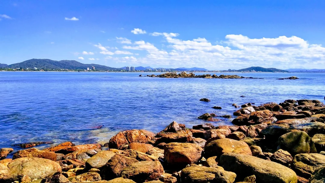 Vista de Praia da Armação, em Penha (SC)