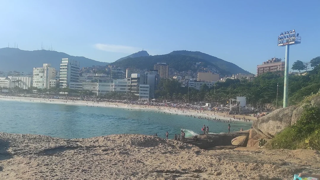 Praia do Arpoador com Ipanema ao fundo, no Rio de Janeiro (RJ)