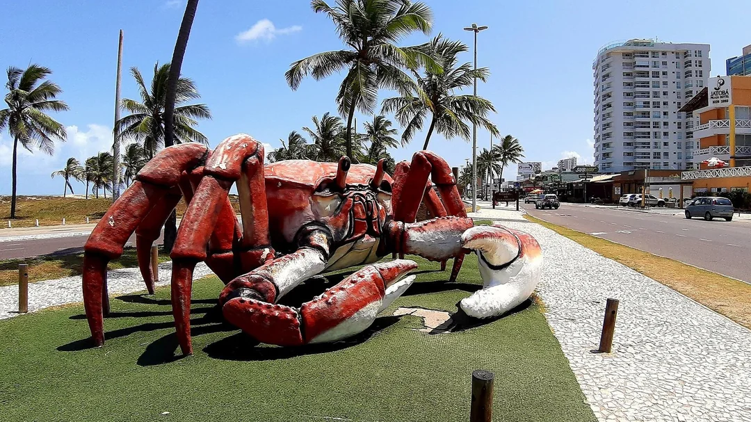 Praia de Atalaia, em Aracaju (SE): Escultura de caranguejo na orla da Atalaia, em Aracaju (SE)