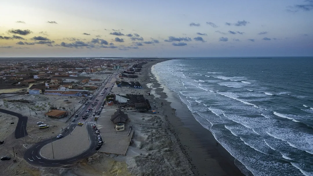Vista do alto da orla da Praia de Atalaia, em Luís Correia (PI)