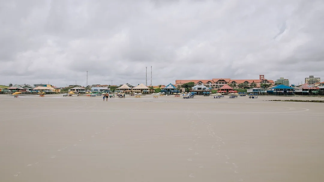 Faixa de areia larga e barracas na Praia do Atalaia, em Salinópolis (PA)