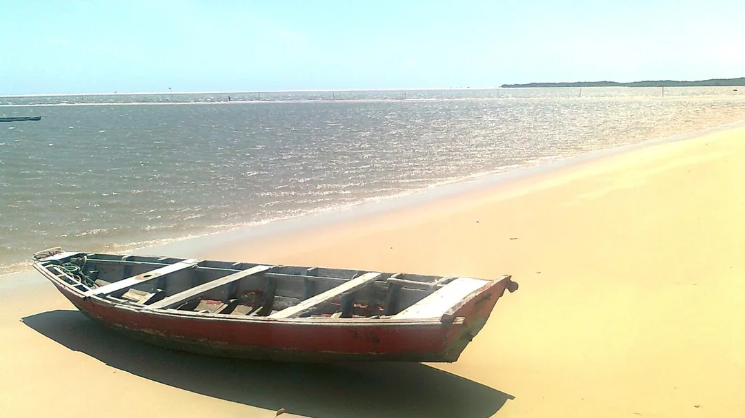 Barco na areia da praia de Atins, em Barreirinhas (MA)