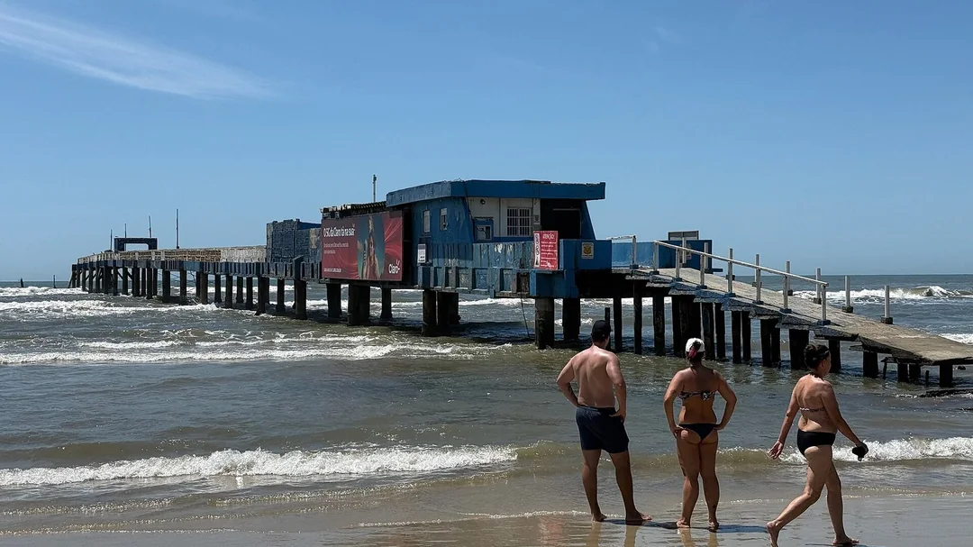 Plataforma marítima de Atlântida, parcialmente colapsada, em Xangri-lá (RS)