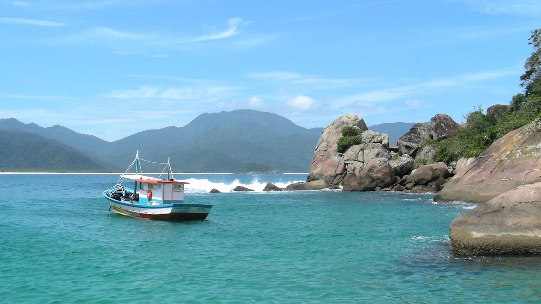 Vista de Praia do Aventureiro, em Angra dos Reis (RJ)