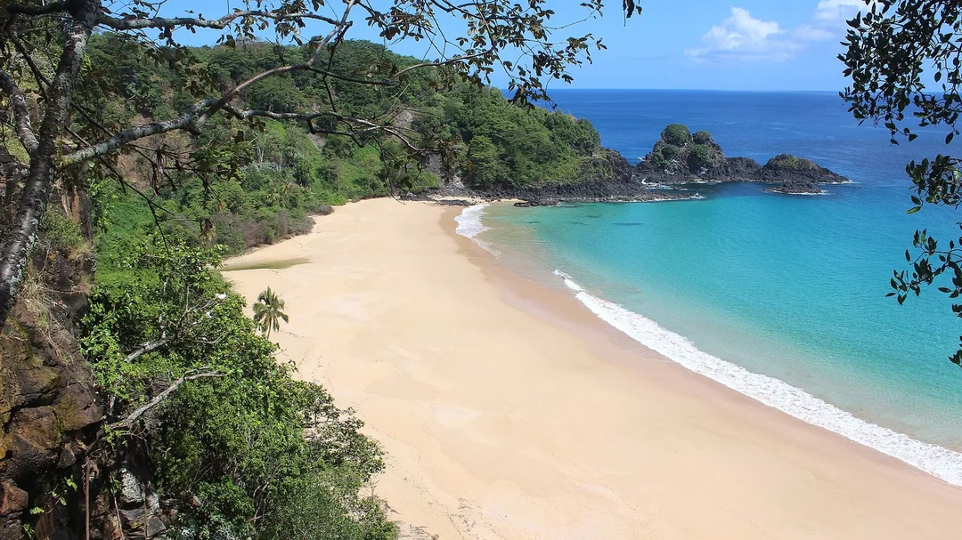 Areia clara e mar azul-turquesa da Baía do Sancho, em Fernando de Noronha (PE)
