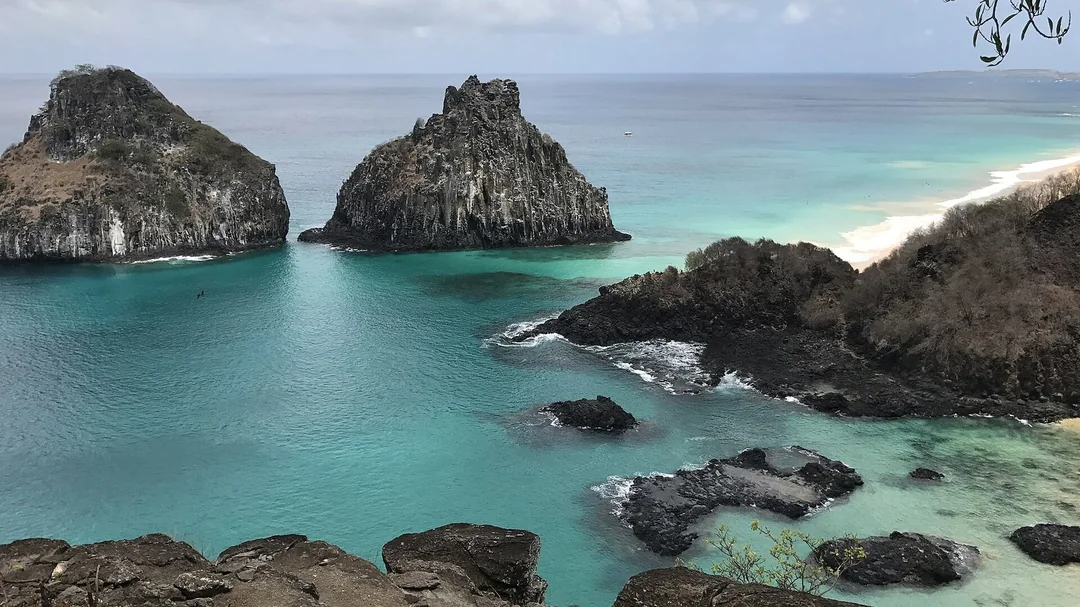 Morro Dois Irmãos e piscinas entre rochas na Baía dos Porcos, em Fernando de Noronha