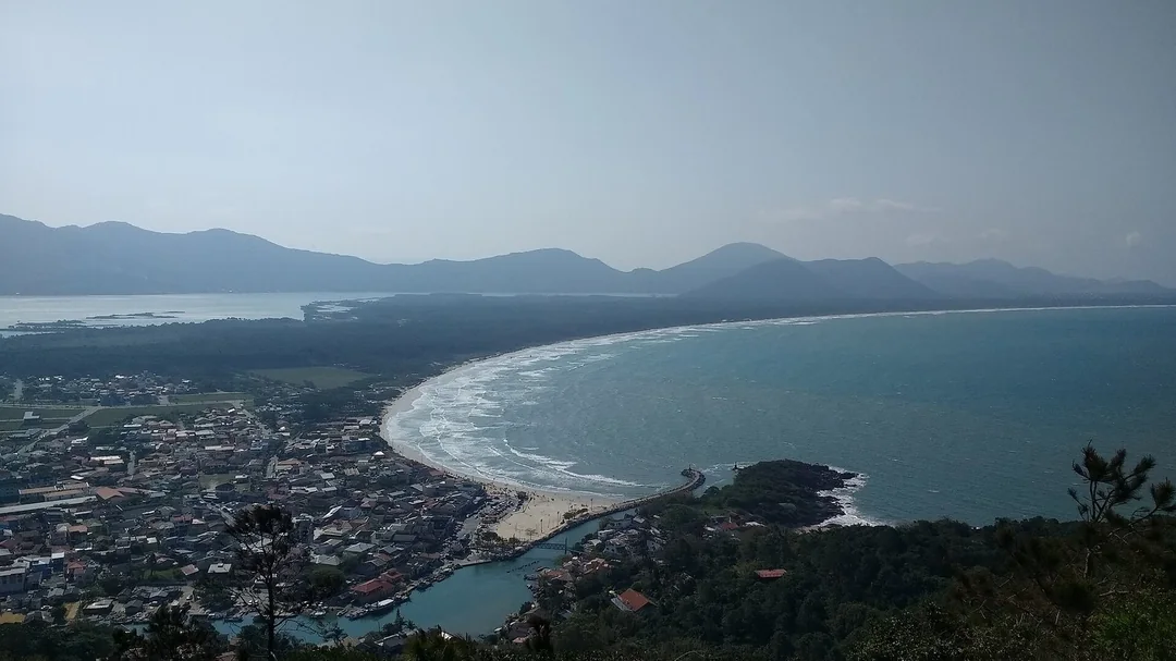 Barra da Lagoa vista do alto de uma trilha, em Florianópolis (SC)