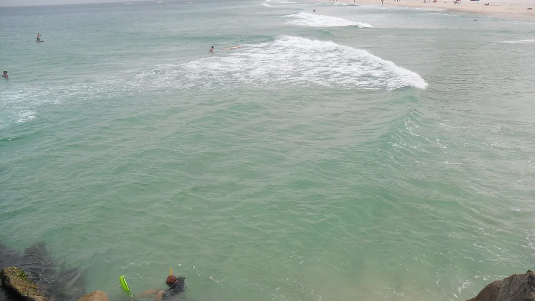 Ondas na praia da Barra da Tijuca vistas do píer, no Rio de Janeiro (RJ)