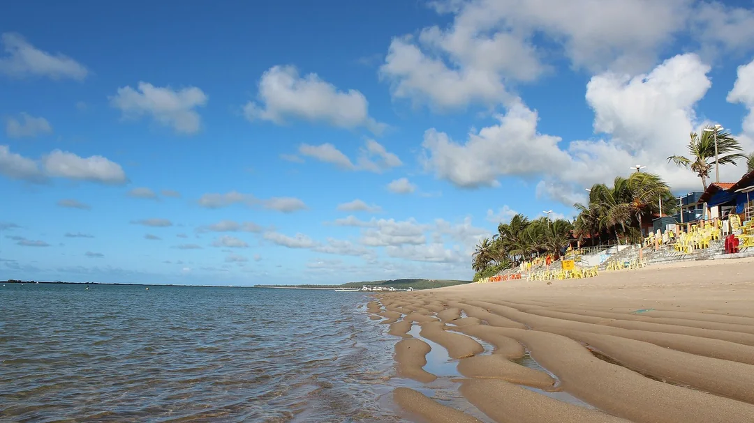Areia e mar calmo na praia de Barra de São Miguel (AL)