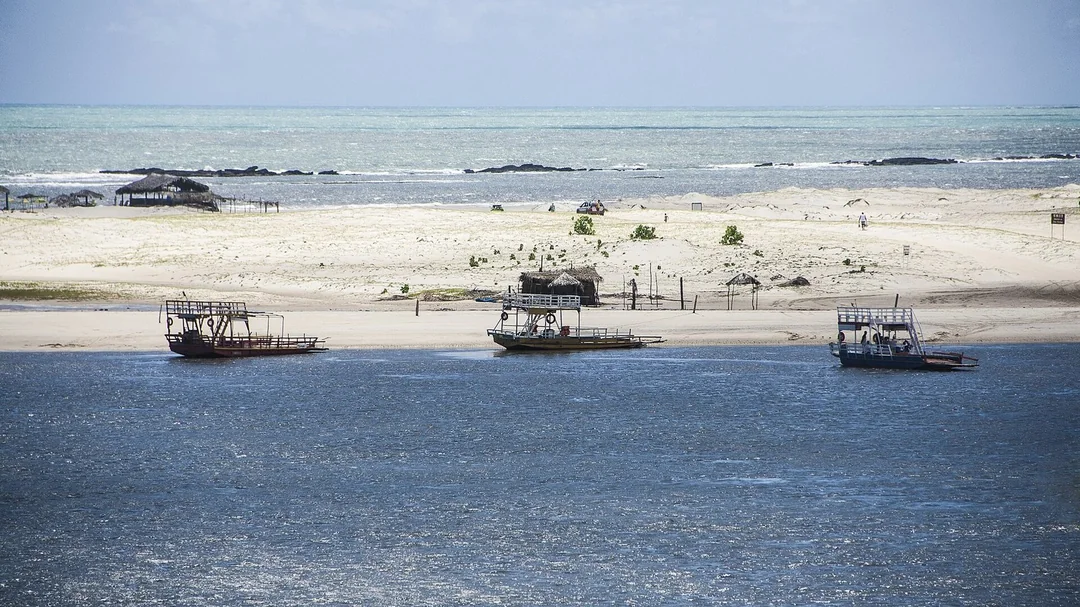 Barcos e banco de areia na Barra do Cunhaú, em Canguaretama (RN)