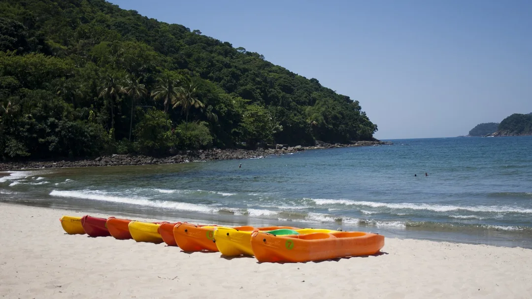 Caiaques na areia da Barra do Sahy, em São Sebastião (SP)