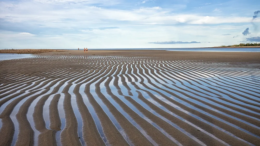 Areia ondulada na maré baixa em Barra Grande, Cajueiro da Praia (PI)