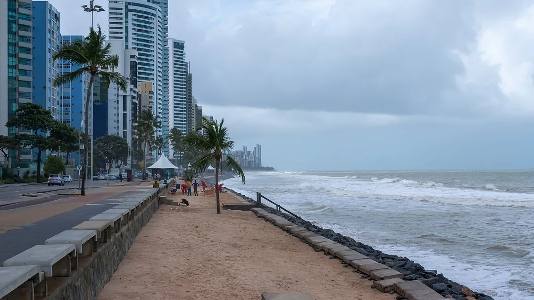 Calçadão, prédios e mar da praia de Boa Viagem, no Recife (PE)