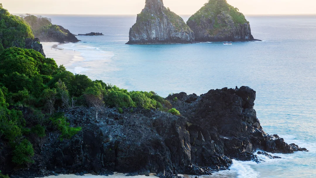 Vista de Praia do Boldró, em Fernando de Noronha (PE)