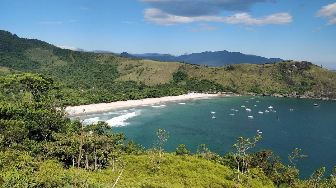 Vista do alto da Praia do Bonete, em Ilhabela (SP)
