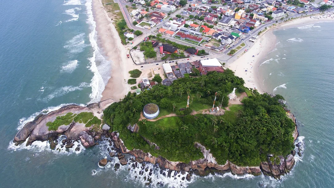 Vista aérea do Morro de Brejatuba e das praias de Guaratuba (PR)