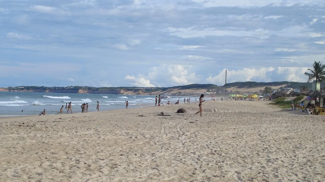 Areia e mar na Praia de Búzios, em Nísia Floresta (RN)
