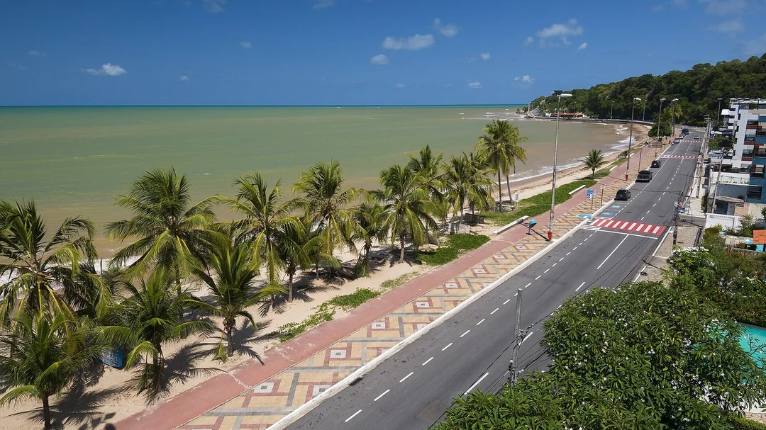 Avenida à beira-mar e coqueiros da praia do Cabo Branco, em João Pessoa (PB)