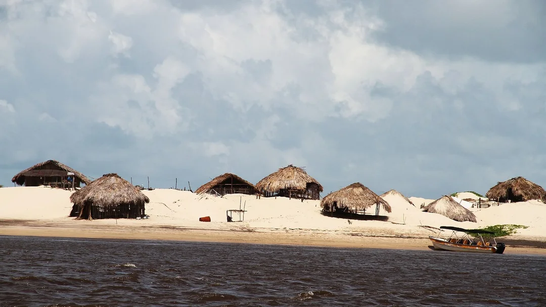 Praia do Caburé, em Barreirinhas (MA): Cabanas na faixa de areia de Caburé, à beira do rio Preguiças (MA)