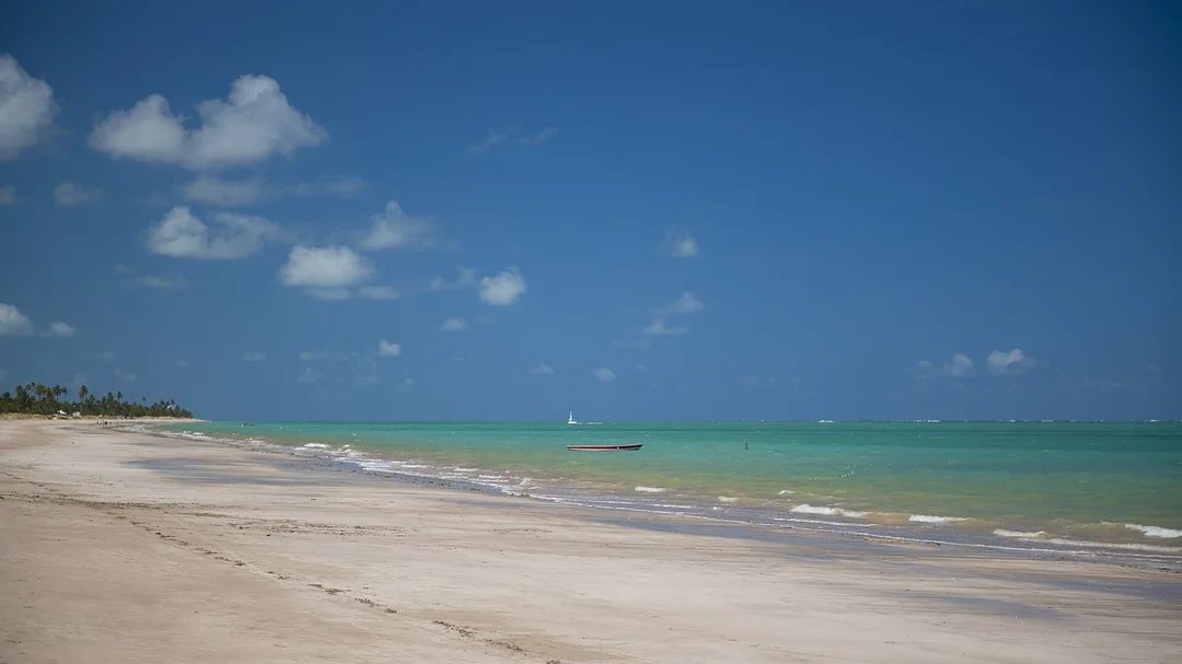 Areia e mar calmo na Praia de Camboinha, em Cabedelo (PB)