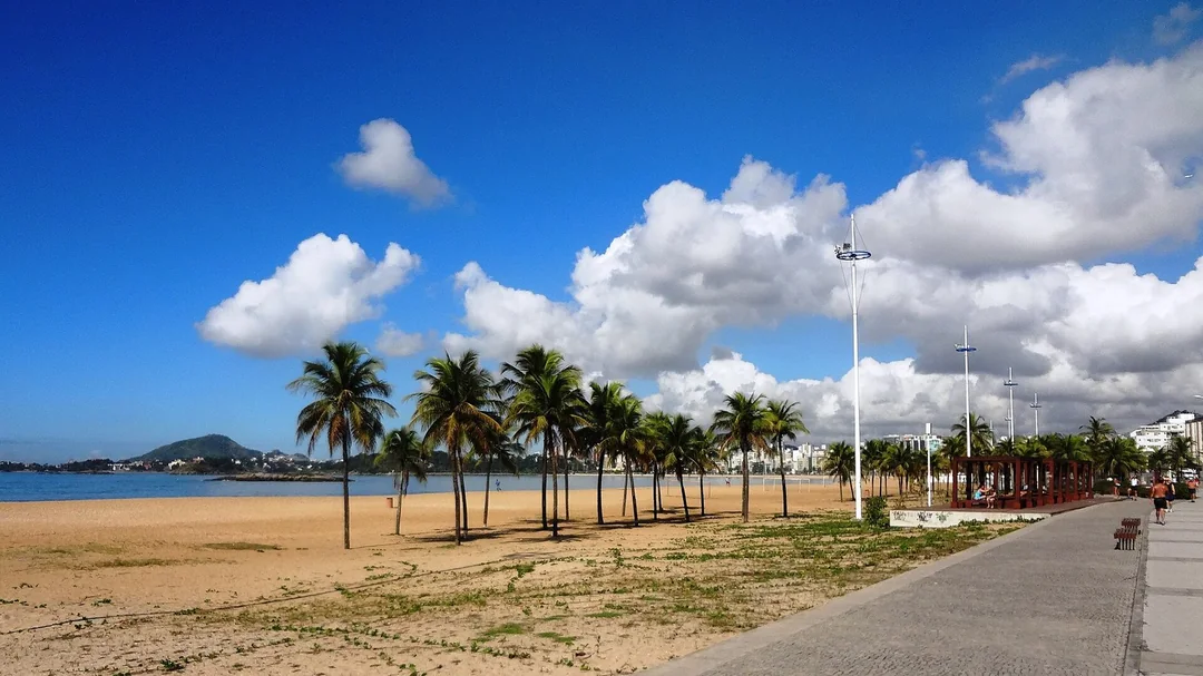 Coqueiros e calçadão na Praia de Camburi, em Vitória (ES)