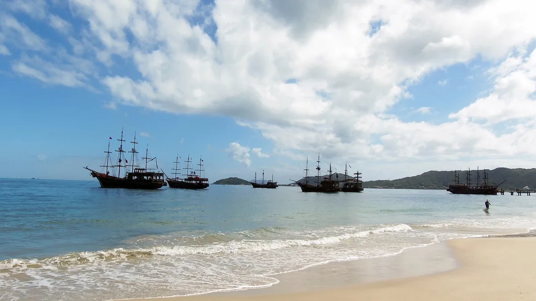 Escunas no mar calmo de Canasvieiras, em Florianópolis (SC)