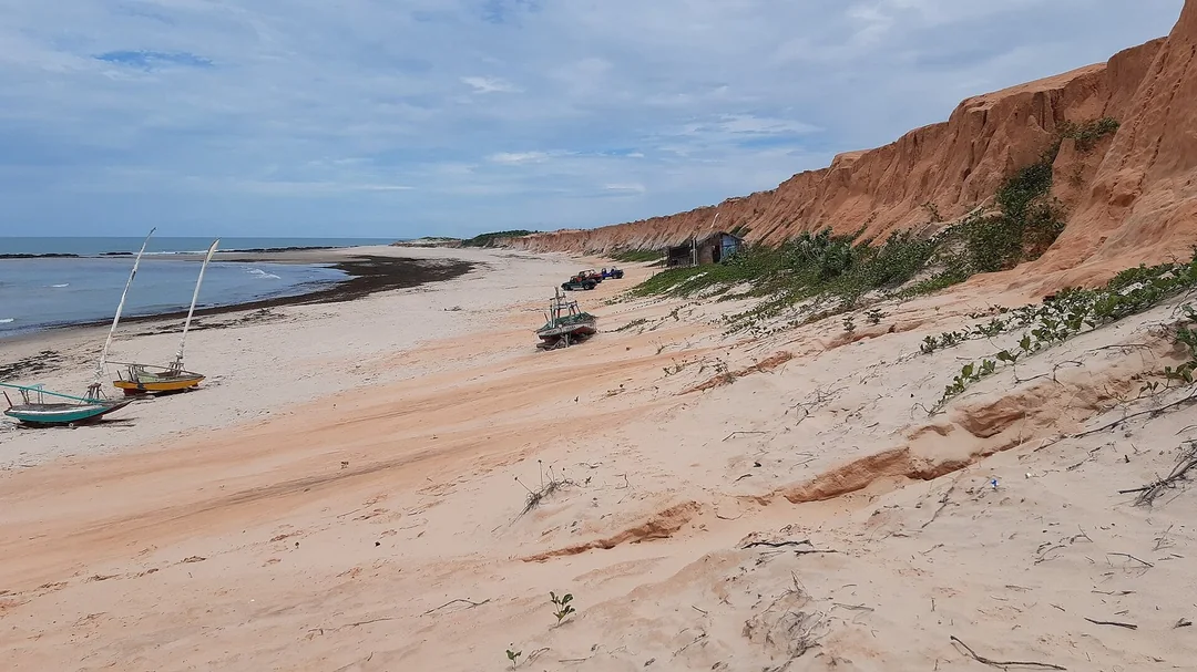 Falésias avermelhadas e praia de Canoa Quebrada, em Aracati (CE)