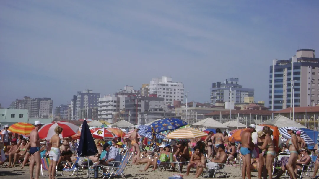 Guarda-sóis na orla de Capão da Canoa (RS) no verão