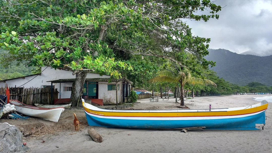 Barcos e casas caiçaras na Praia de Castelhanos, em Ilhabela (SP)
