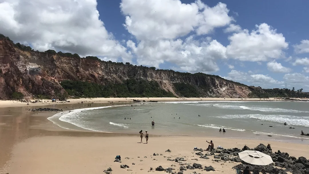 Falésias coloridas e enseada da praia de Coqueirinho, em Conde (PB)