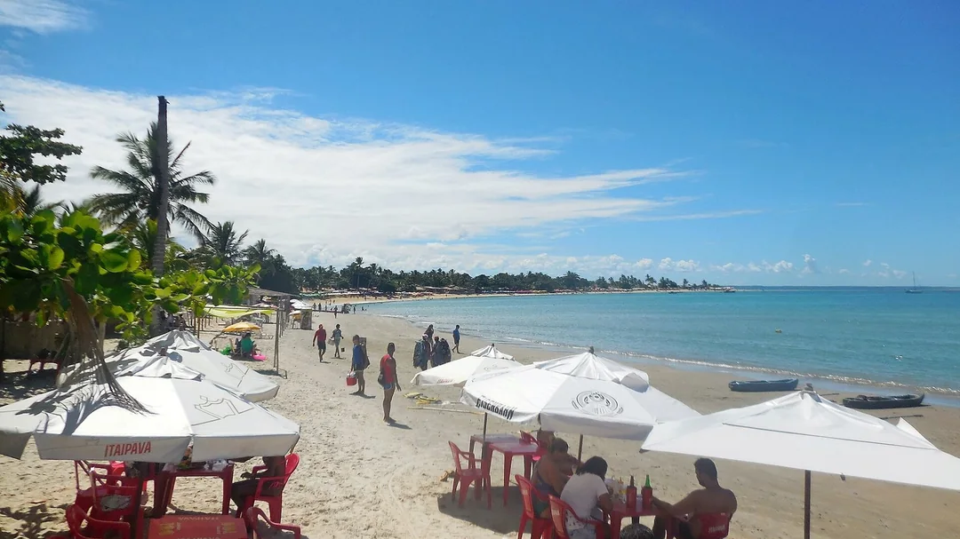 Barracas na orla de Coroa Vermelha, em Santa Cruz Cabrália (BA)