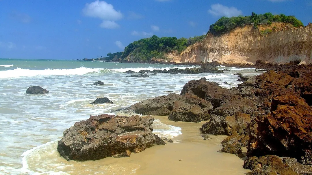 Pedras, ondas e falésias na praia de Cotovelo, em Parnamirim (RN)