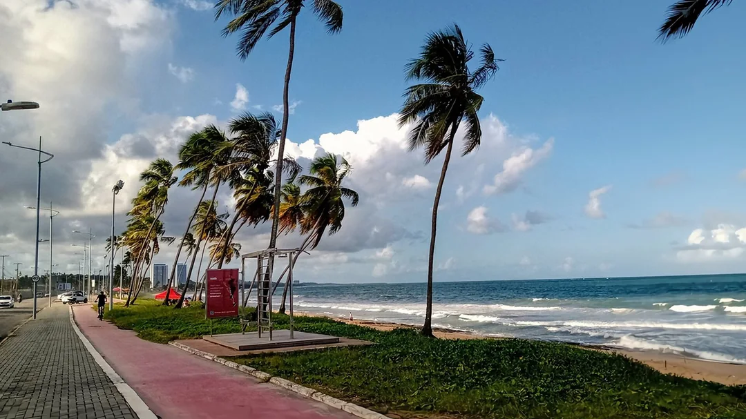 Calçadão e coqueiros na praia de Cruz das Almas, em Maceió (AL)