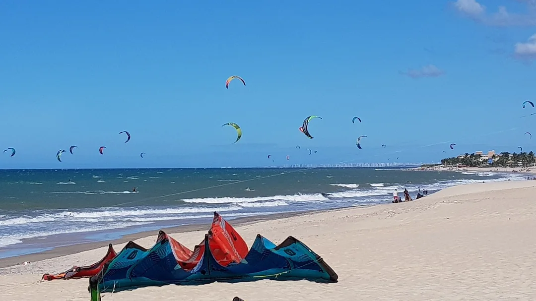 Kitesurfistas no céu e no mar da praia do Cumbuco (CE)