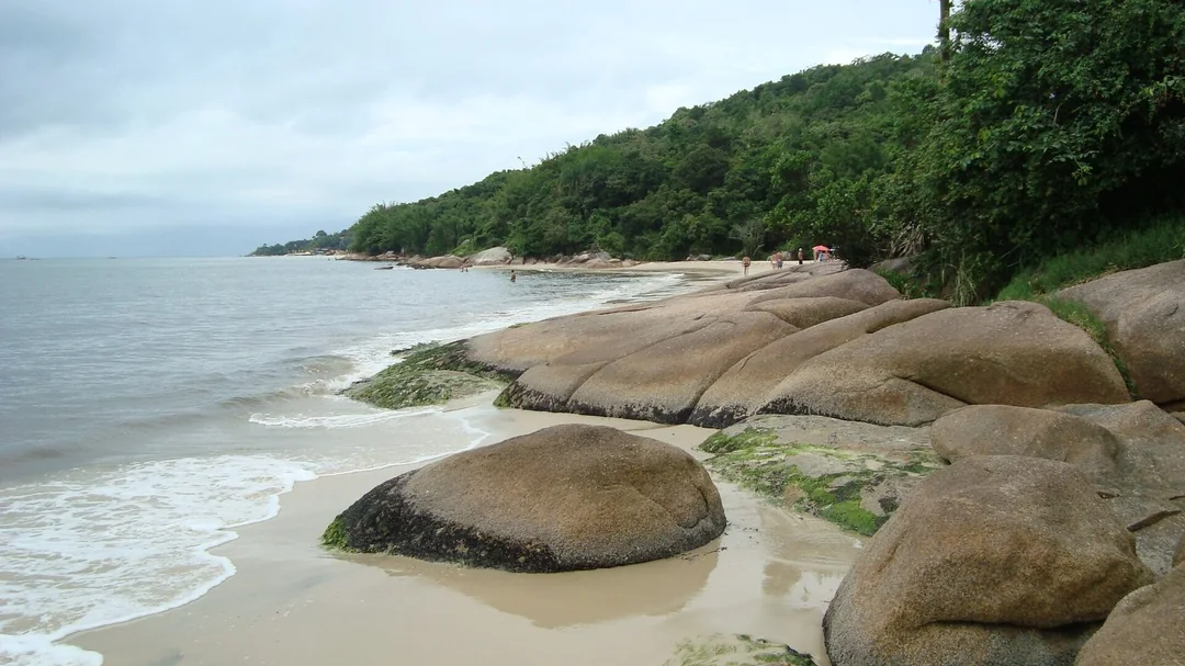 Pedras e areia no canto da Praia da Daniela, em Florianópolis (SC)