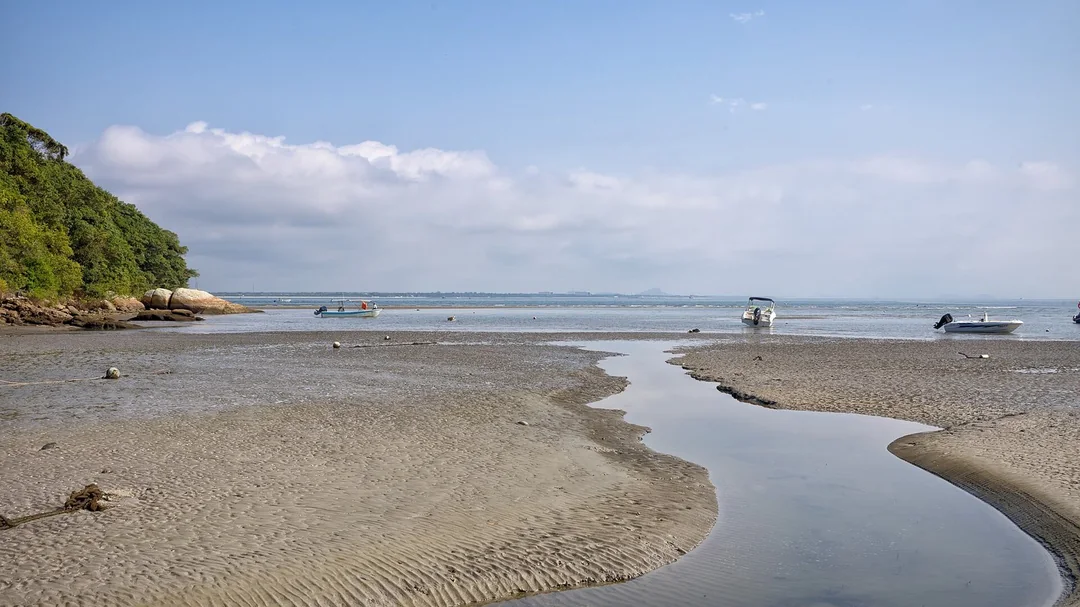 Praia de Encantadas, na Ilha do Mel (PR), na maré baixa