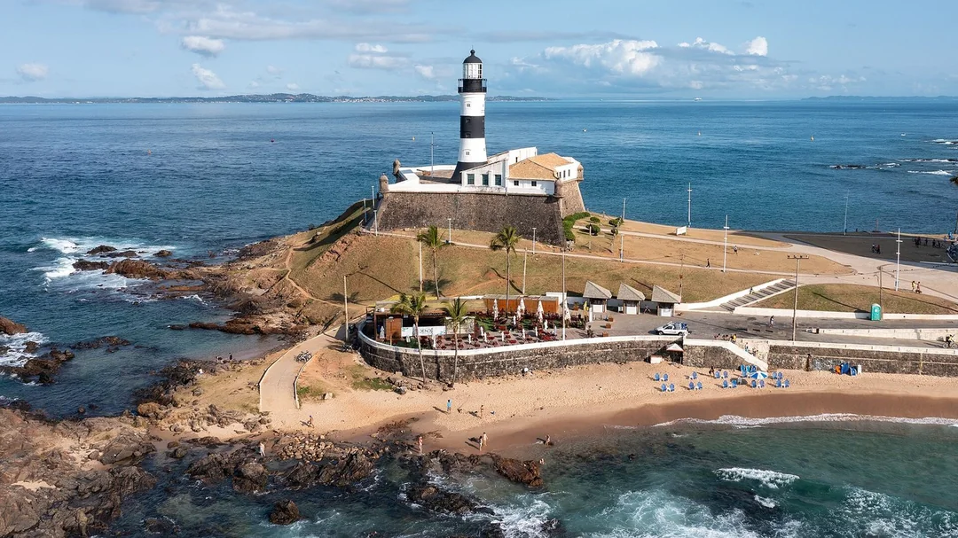 Praia do Farol da Barra, em Salvador (BA): Vista aérea do Forte de Santo Antônio, do Farol da Barra e da praia, em Salvador (BA)