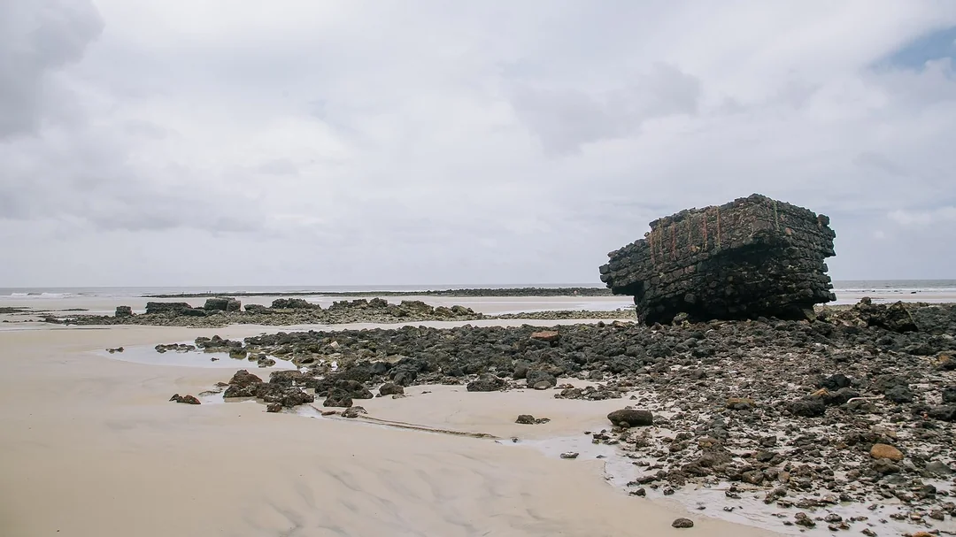 Pedras e faixa de areia na Praia do Farol Velho, em Salinópolis (PA)