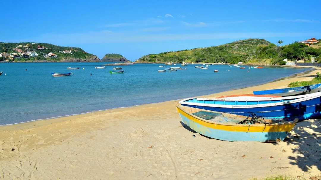 Barcos na areia da Praia da Ferradura, em Armação dos Búzios (RJ)