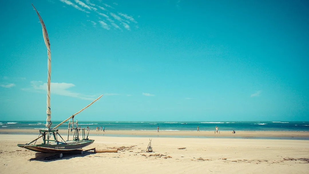 Jangada na areia da praia de Flecheiras, em Trairi (CE)