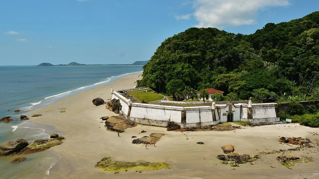Praia da Fortaleza, em Paranaguá (PR): Fortaleza de Nossa Senhora dos Prazeres e a praia, na Ilha do Mel (PR)