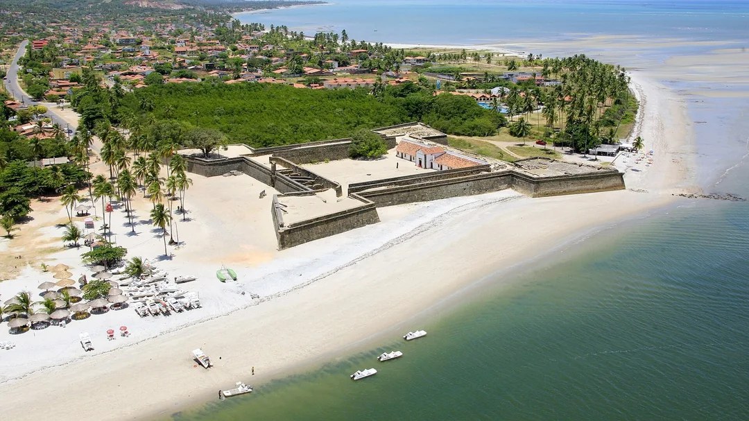 Vista aérea do Forte Orange e da praia em frente, na Ilha de Itamaracá (PE)