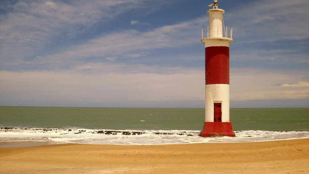 Farol na areia da praia de Galinhos (RN)