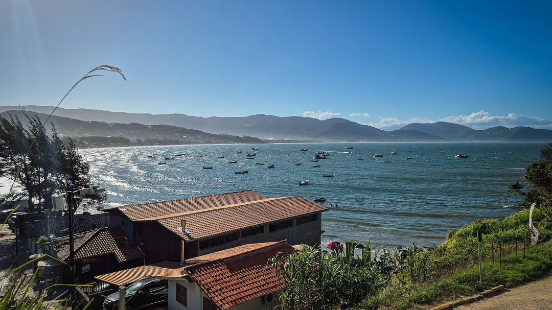 Praia Central de Garopaba, em Garopaba (SC): Vista panorâmica da enseada de Garopaba (SC)