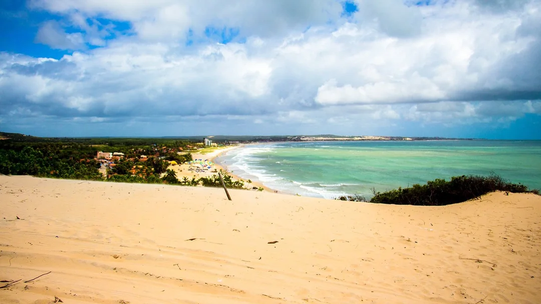 Dunas de Genipabu com vista para a praia e o mar, em Extremoz (RN)